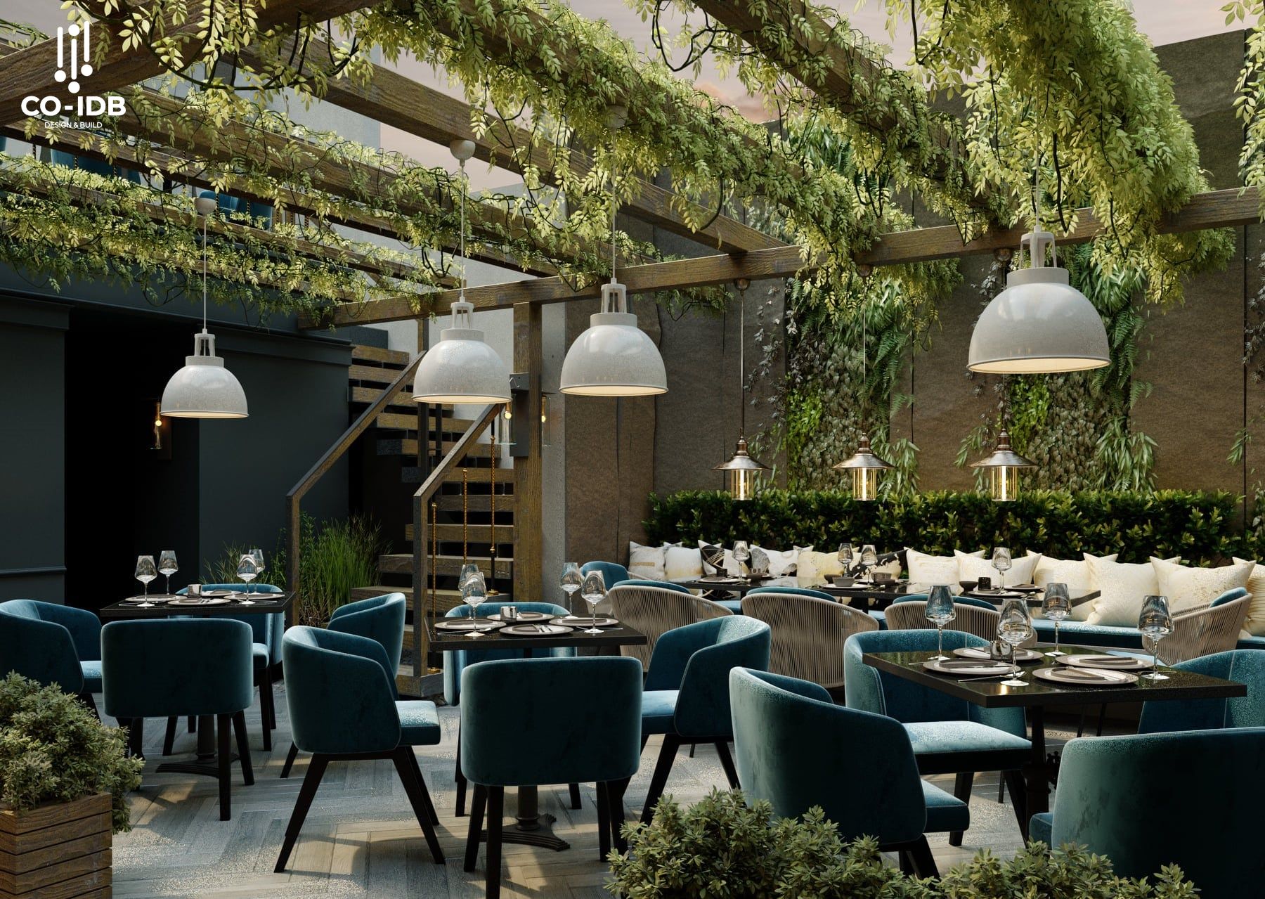 Nhà hàng ngoài trời thiết kế mái pergola phủ cây xanh tự nhiên, bàn ghế nhung xanh biển kết hợp đèn trần công nghiệp, tạo không gian ẩm thực lãng mạn, gần gũi với thiên nhiên.

