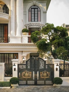 Cổng biệt thự bằng nhôm đúc hoặc sắt mỹ thuật màu xanh đen phối phù điêu mạ vàng đẳng cấp phong cách cổ điển.