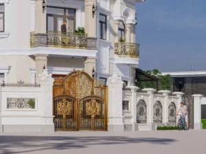 Cổng biệt thự bằng nhôm đúc màu vàng đồng rực rỡ, thiết kế phù điêu đại bàng và hoa văn hoàng gia cổ điển quý phái.