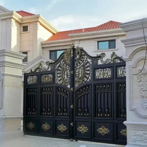 Cổng nhôm đúc biệt thự màu đen mờ kết hợp họa tiết phù điêu hoa văn mặt trống đồng mạ vàng tinh xảo