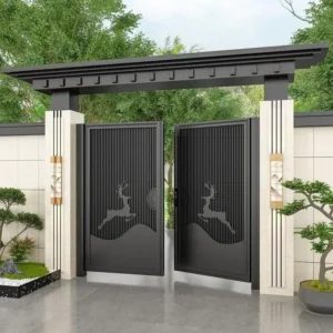 Cổng chính 2 cánh bằng kim loại màu đen thiết kế nan dọc phối hoa văn hình chim muông, tuần lộc phong cách Á Đông tinh tế.