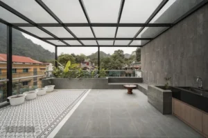Sân thượng phong cách Industrial Loft với khung thép đen, đá tự nhiên và không gian mở hiện đại.