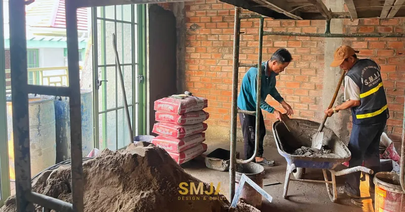Hình ảnh các công nhân của S.M.J.A đang tập trung thực hiện công đoạn phối trộn vật liệu xây dựng, chuẩn bị cho quá trình hoàn thiện nội thất, thể hiện sự tỉ mỉ và trách nhiệm trong từng hạng mục thi công.