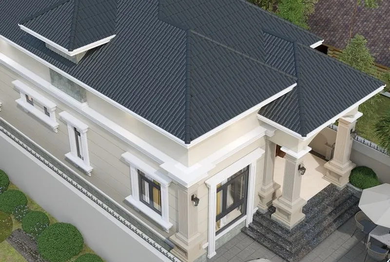 Mẫu nhà cấp 4 mái Nhật nhìn từ trên cao, mái ngói xám đen, tường màu kem có phào chỉ trắng, hệ cột vuông kiên cố và góc sân đặt bàn trà.