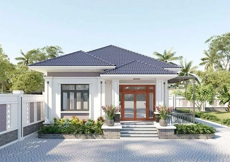 Thiết kế nhà cấp 4 mái Nhật hiện đại với tông trắng chủ đạo, kết hợp hài hòa cùng cửa gỗ kính, bồn hoa trước hiên và khoảng sân thông thoáng.