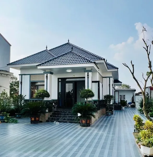 Thực tế mẫu nhà cấp 4 mái Nhật mái Thái có sân lát gạch rộng