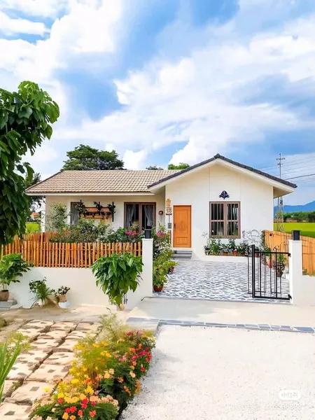 Mẫu thiết kế nhà cấp 4 nông thôn tối ưu chi phí, mang phong cách gần gũi, ấm cúng với không gian sân vườn thoáng đãng, phù hợp cho gia đình muốn tìm kiếm sự yên bình.