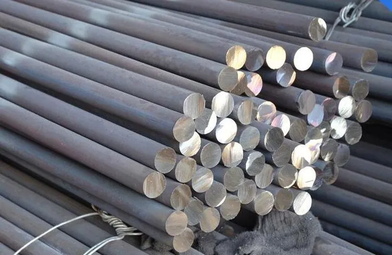 Các thanh thép tròn trơn đặc chất lượng cao xếp thành bó dùng trong gia công cơ khí và kết cấu xây dựng