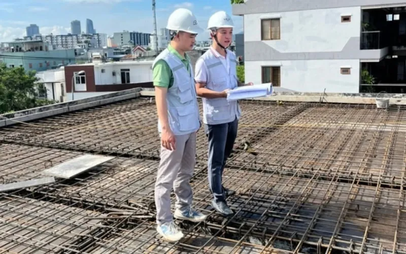 Kỹ sư giám sát thi công kiểm tra cốt thép sàn công trình, đảm bảo đúng quy chuẩn kỹ thuật và an toàn.