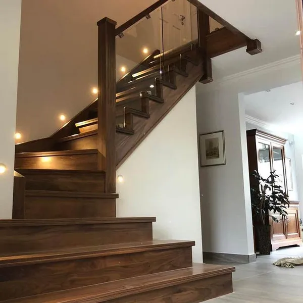 Mẫu cầu thang gỗ tự nhiên cao cấp với thiết kế khung gỗ kết hợp kính cường lực sang trọng, tạo sự vững chãi, đẳng cấp và ánh sáng tự nhiên cho không gian biệt thự.