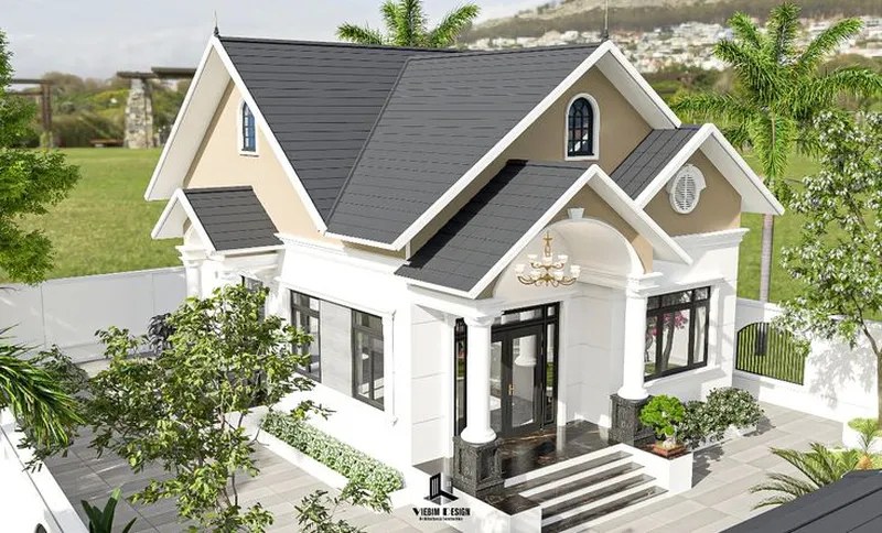 Mẫu nhà mái Thái đẹp tân cổ điển màu trắng phối vàng kem, sảnh chính vòm cong có đèn chùm hoàng gia và sân vườn tiểu cảnh xanh mát.
