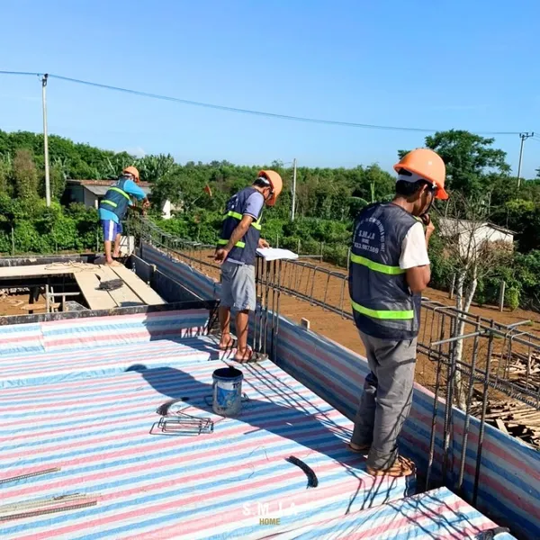 Hình ảnh thực tế công trường xây dựng nhà ống đang thi công cốt pha, cốt thép sàn và đổ bê tông.