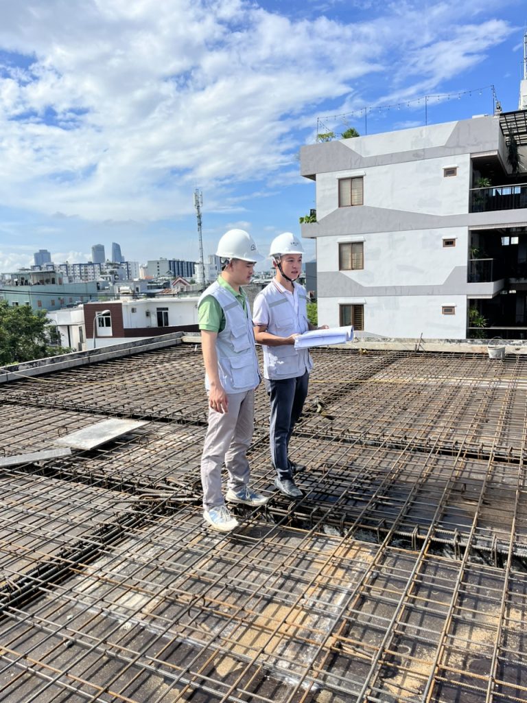 Kỹ sư SMJA kiểm tra cốt thép tại công trường